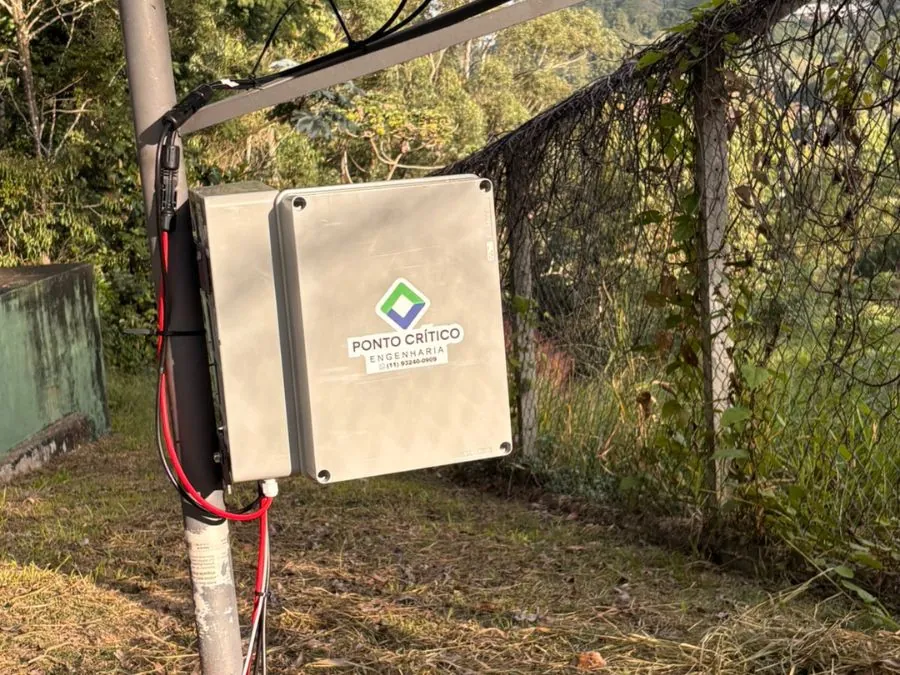 Equipamento de telemetria Ponto Crítico instalado com energia solar