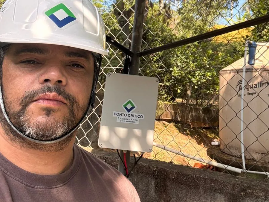 Equipe técnica Ponto Crítico em instalação de telemetria